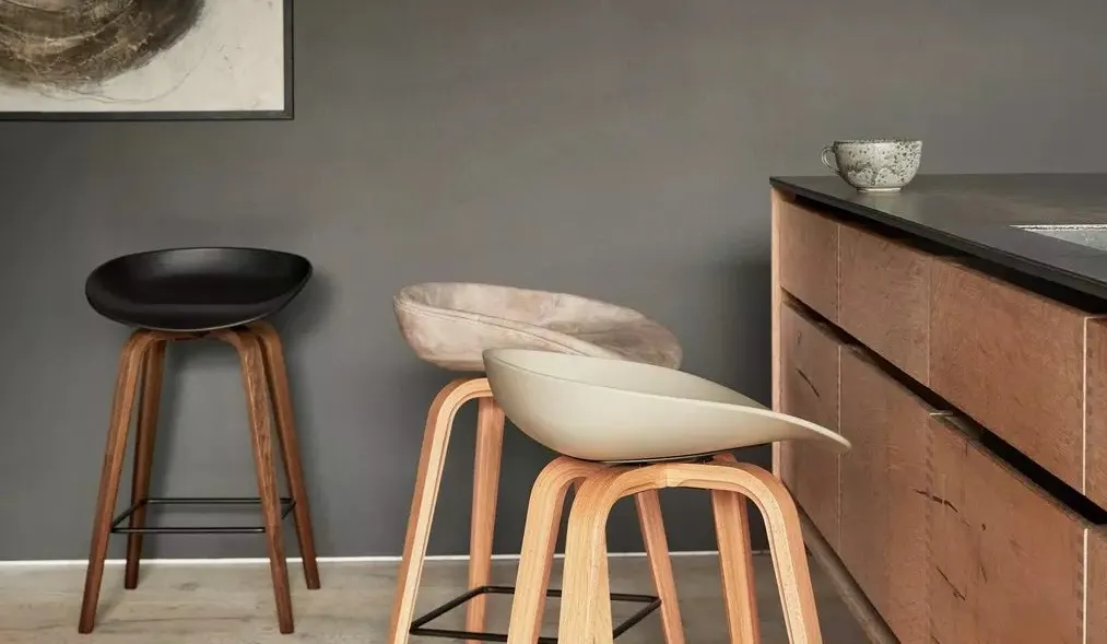 Барный стул Hauge - Avellino ткань красного цвета 3250 -  Под заказ в интерьере