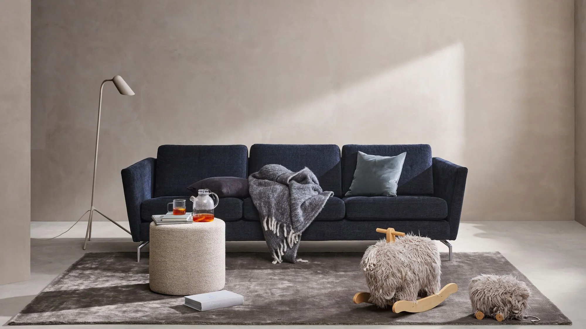 Диван Osaka - Napoli 2257 Ткань  тёмно-синего цвета  -  Под заказ в интерьере