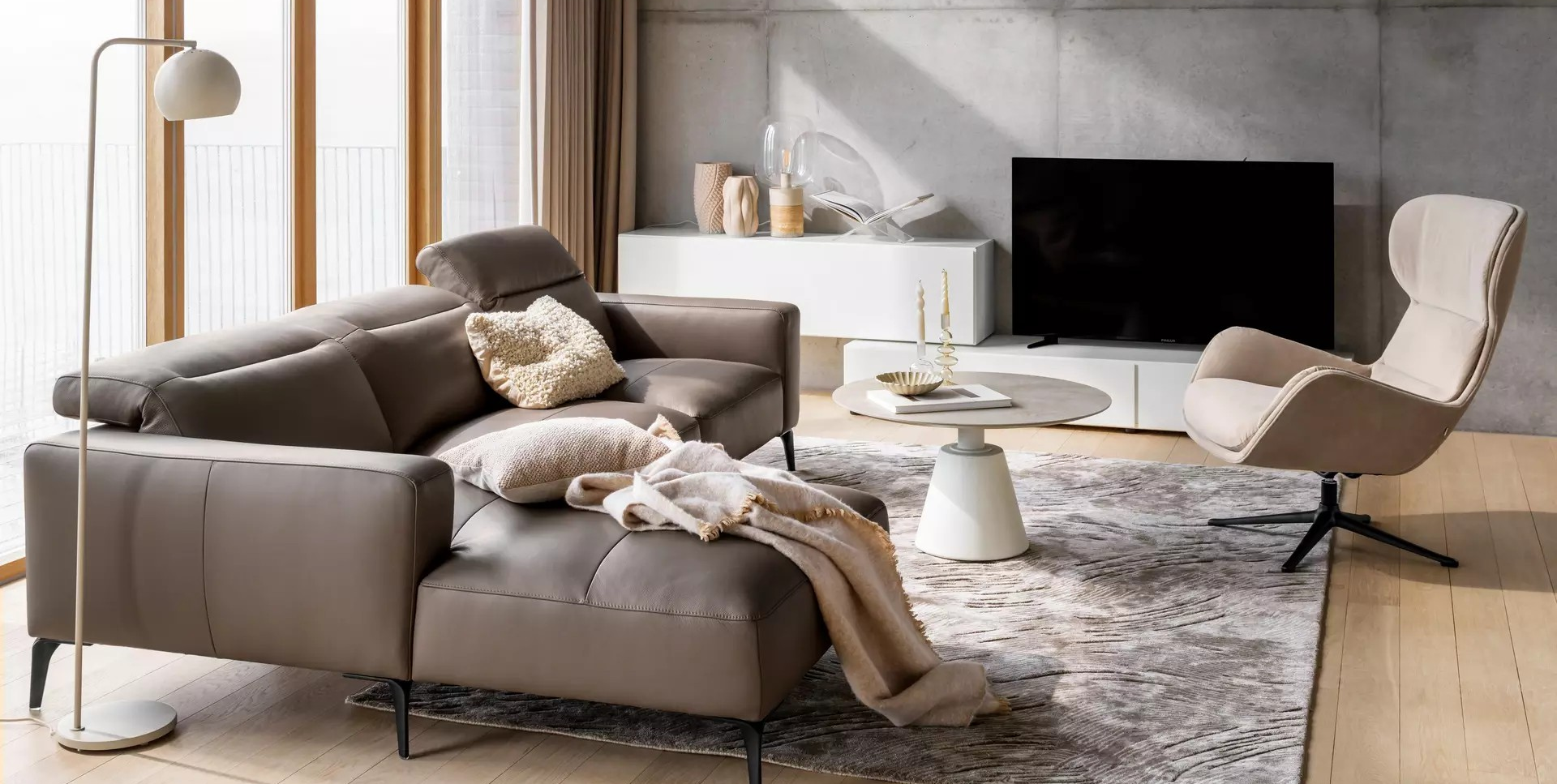 Кресло Reno с функцией вращения в интерьере