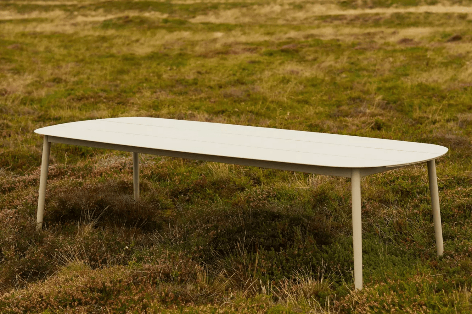 Стол Cancun (для использования в помещении и на улице) -  Под заказ в интерьере