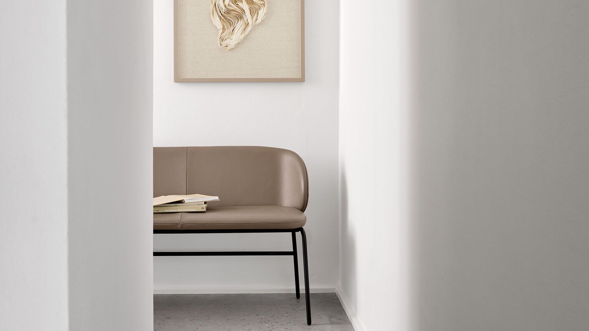 Скамейка Princeton - Frisco 2063 Ткань с покрытием aquaclean светло-серого цвета  -  Под заказ в интерьере