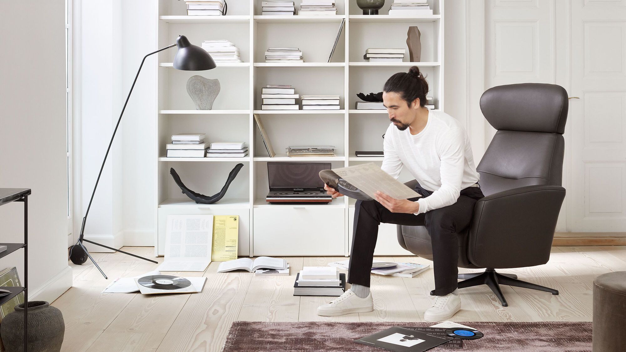 Пуф Eden -  Velvet 3033 Tкань песочного цвета -  Под заказ в интерьере