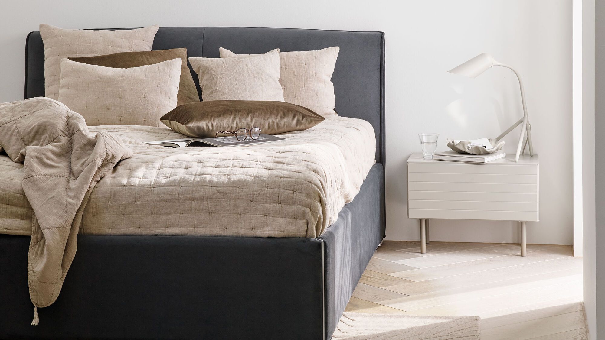 Кровать Houston с местом для хранения - Skagen 3161 Песочная ткань  -  Под заказ в интерьере